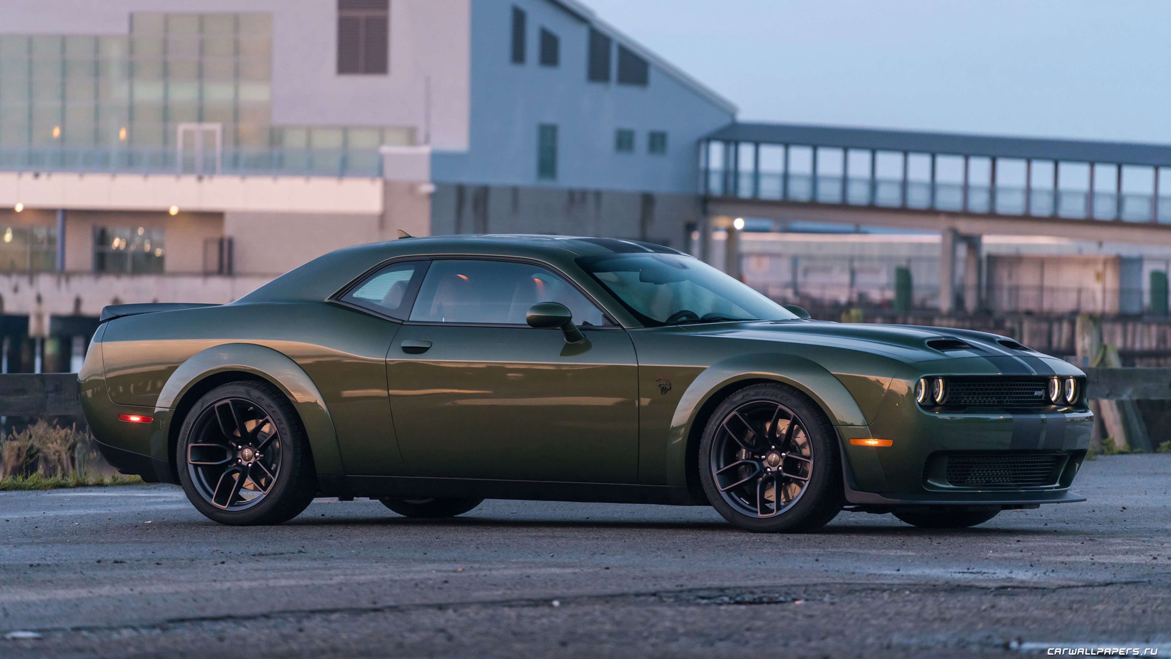 Dodge Challenger srt Hellcat красный